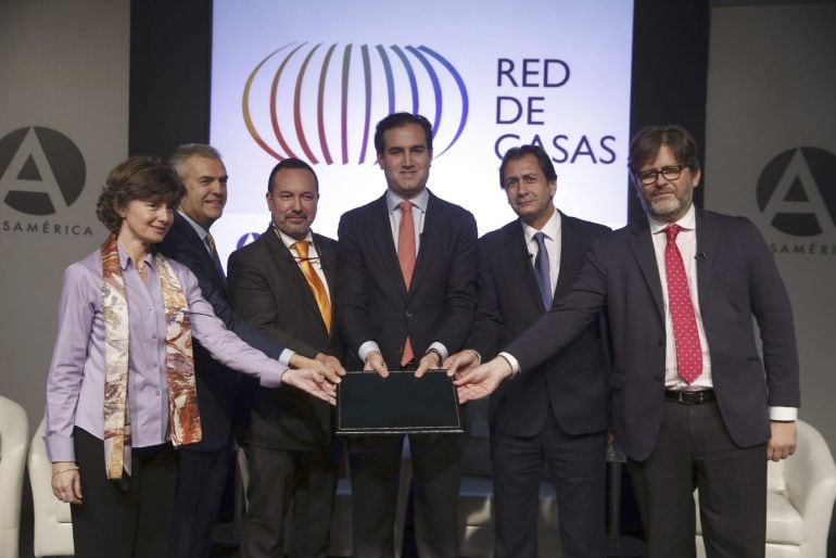 GRA155 MADRID, 13/02/2015.- Los directores de Casa Mediterráneo, Almudena Muñoz; Casa Árabe, Eduardo López Busquets; Casa Asia, Ramón Moreno; Casa de América, Tomás Poveda; Casa África, Luis Padrón; Casa Sefarad-Israel, Miguel de Lucas (i a d); durante la