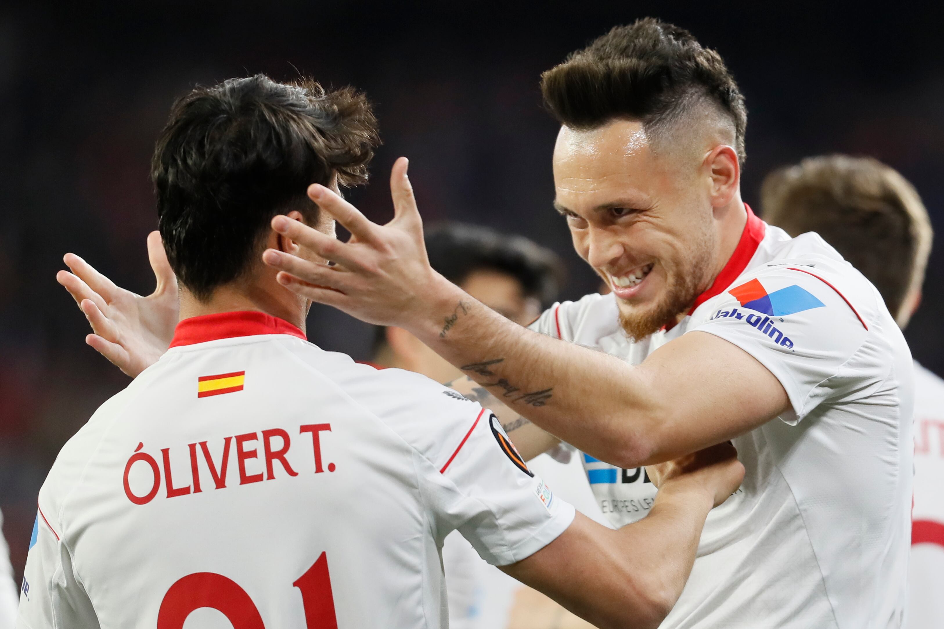 SEVILLA, 16/02/2023.- El delantero argentino del Sevilla Lucas Ocampos (d) celebra su gol, el segundo de su equipo, junto a su compañero, el centrocampista Óliver Torres (i) durante el encuentro de ida de la ronda preliminar de UEFA Liga Europa que Sevilla FC y PSV Eindhoven disputan este jueves en el estadio Sánchez-Pizjuán, en Sevilla. EFE/José Manuel Vidal