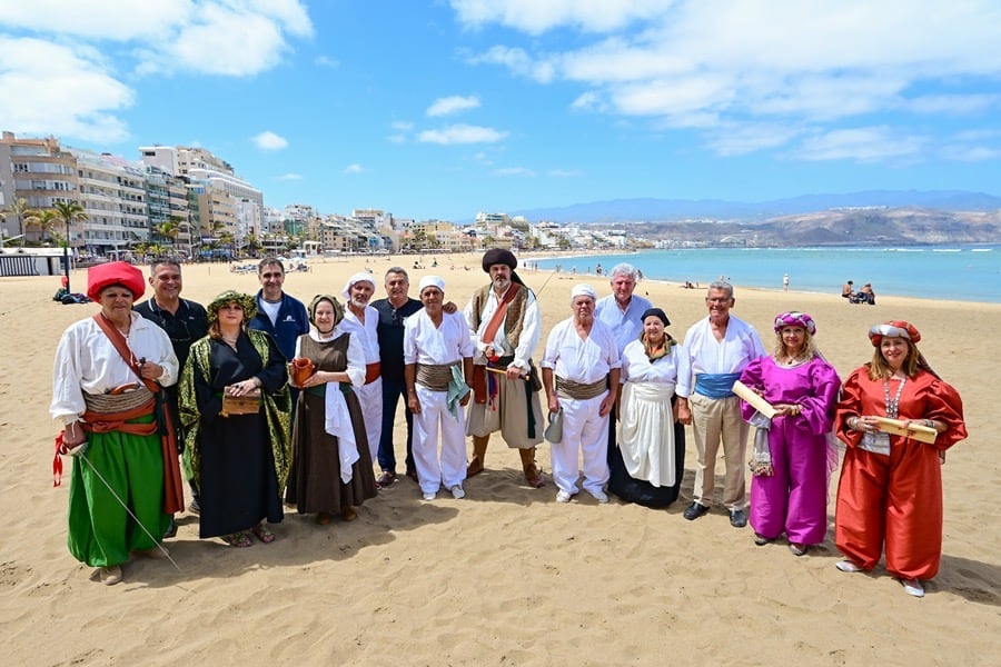 El pirata Alí Romero y su corte en la playa de las Canteras