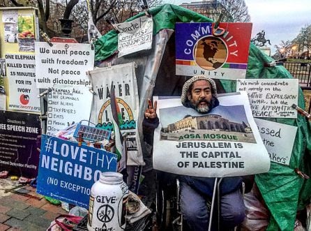 El activista Filippo lleva 33 navidades protestando pacíficamente frente a la Casa Blanca