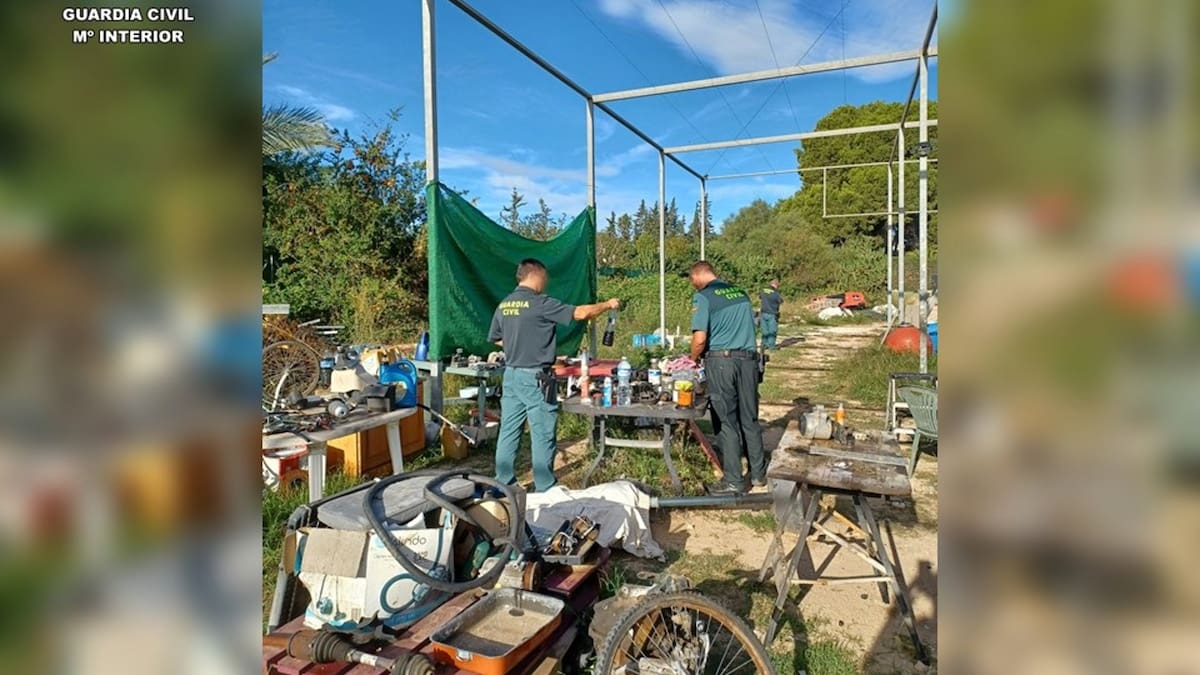 Desmantelado en Las Lagunas de la Mata de Torrevieja (Alicante) un taller clandestino de vehículos