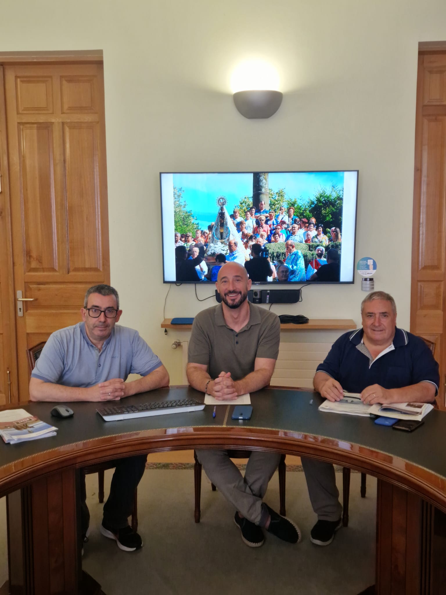 De izquierda a derecha: José Luis González &#039;Poxpolo&#039;, ténico de Cultura, Jon Iraola, alcalde de Eibar y Patxi Lejardi, concejal de Fiestas en rueda de prensa para presentar las fiestas de Arrate