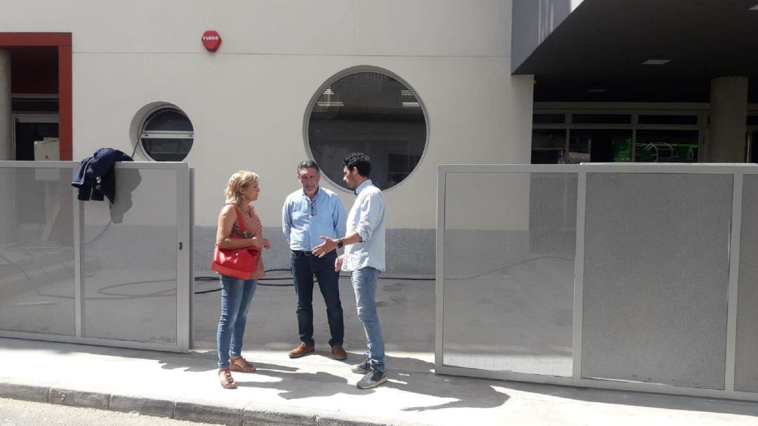Saro González, concejal de Educación, y Roberto Herbón, concejal de Vías y Obras, en la puerta principal del colegio.
