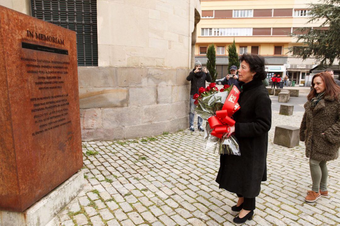 La ministra de Educación, Isabel Celaá, deposita un ramo de flores en el monumento que recuerda a las víctimas del franquismo en Vitoria, en un acto de homenaje que su partido ha celebrado este domingo en la capital vasca.