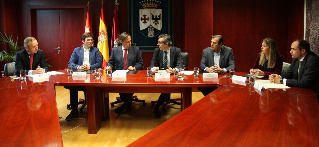 El alcalde, Ignacio García de Vinuesa, durante la firma del contrato con Bankia