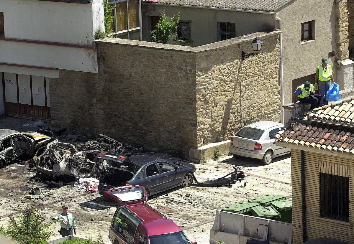 Agentes de la Guardia Civil inspeccionan el lugar del atentado en la localidad navarra de Sangüesa, en el año 2003.