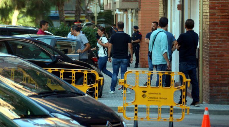 Final de l&#039;escorcoll dels Mossos en el domicili on vivia l&#039;atacant a la comissaria de Cornellà 