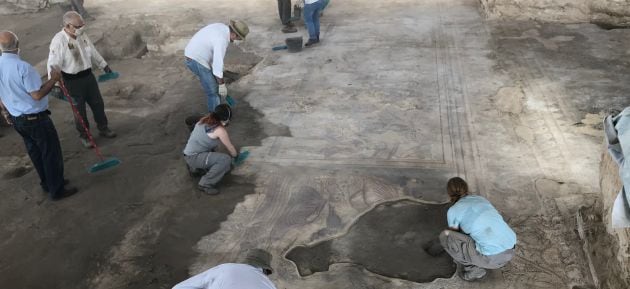 Trabajos de limpieza previa del mosaico de Noheda para su exposición.