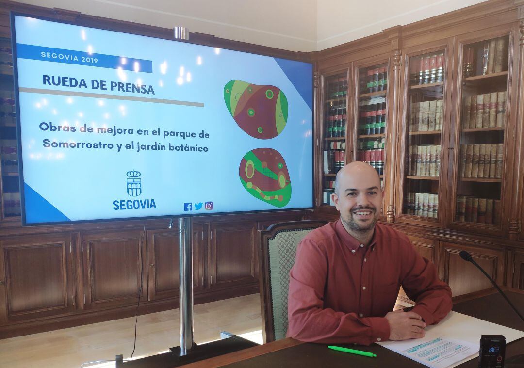 El concejal de Medio Ambiente Ángel Galindo durante la presentación de las obras en estos dos espacios