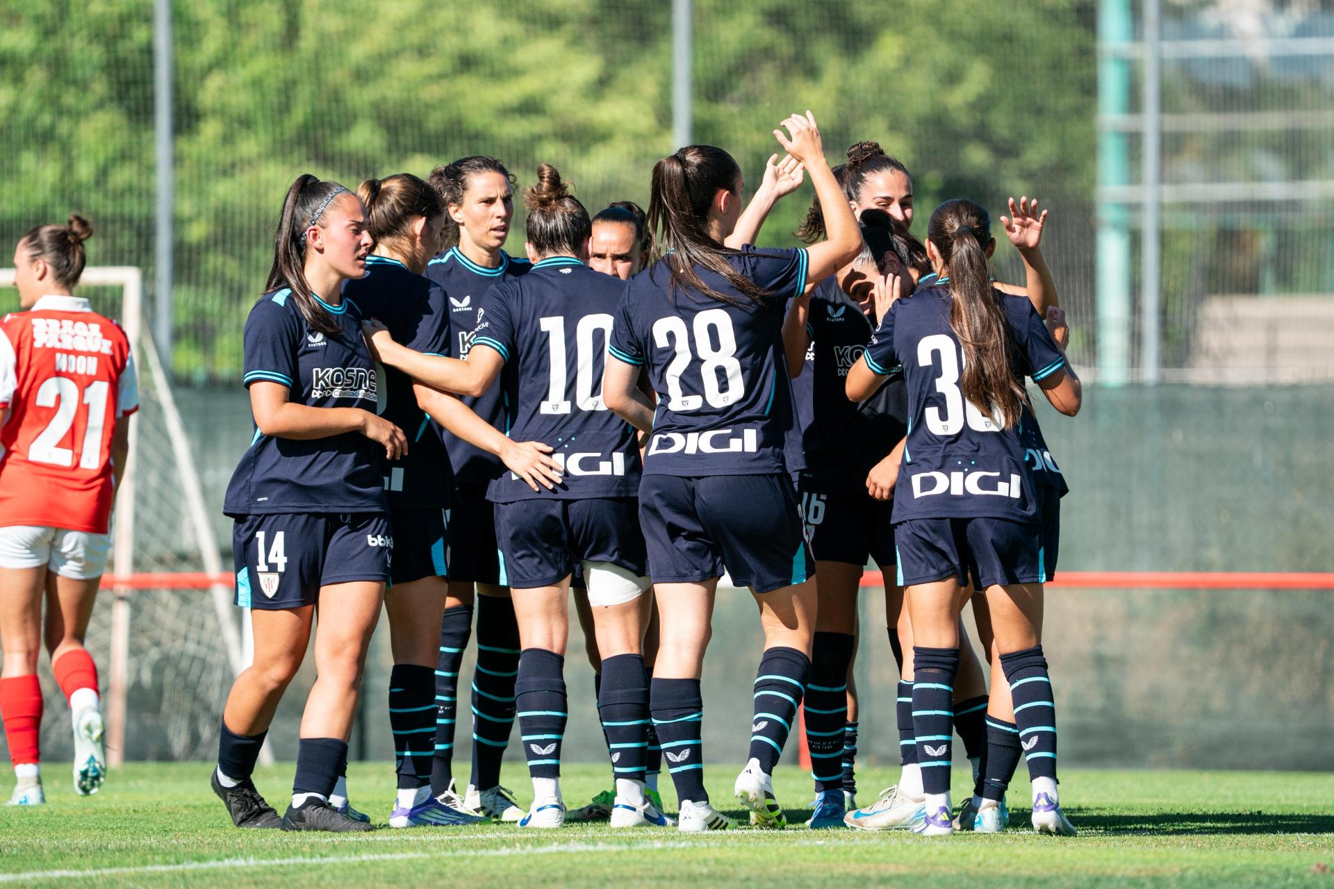 Las jugadoras del Athletic Club celebran el gol logrado en el amistoso ante el Braga