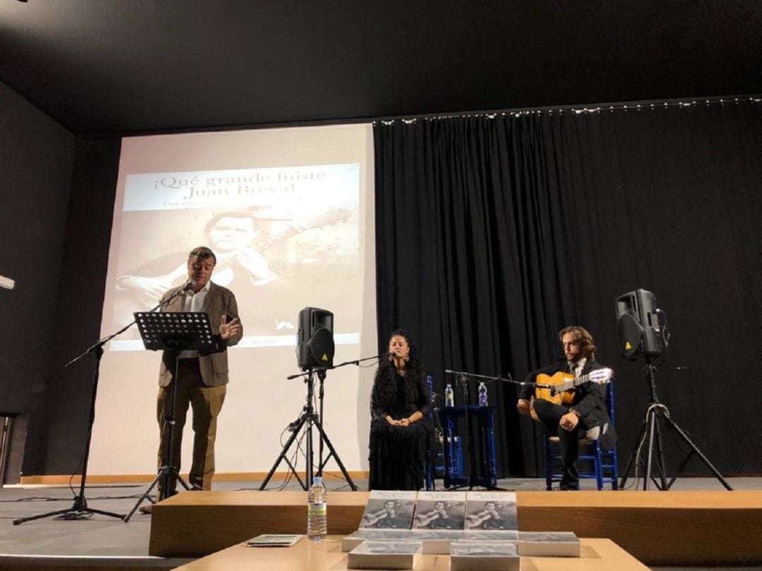 Momento de la presentación del libro &#039;Que grande fuiste Juan Breva&#039; por su autor, Rafael Chaves, al cante Rocío Segura