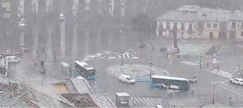 Plaza de Artillería de Segovia en la mañana de Viernes Santo 2024. Imagen de Adrián Escobar @meteosegoiva