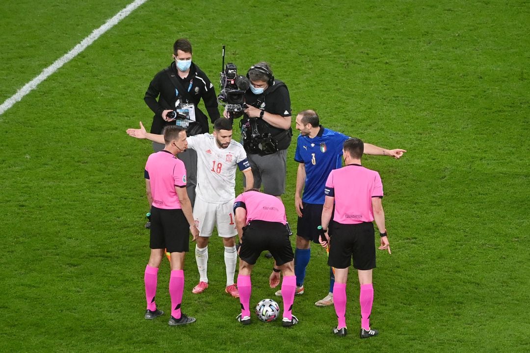 Jordi Alba y Chiellini, durante el sorteo de la tanda de penaltis