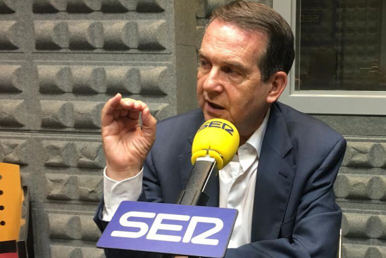 El alcalde de Vigo, Abel Caballero, durante una entrevista en Radio Vigo Cadena SER.