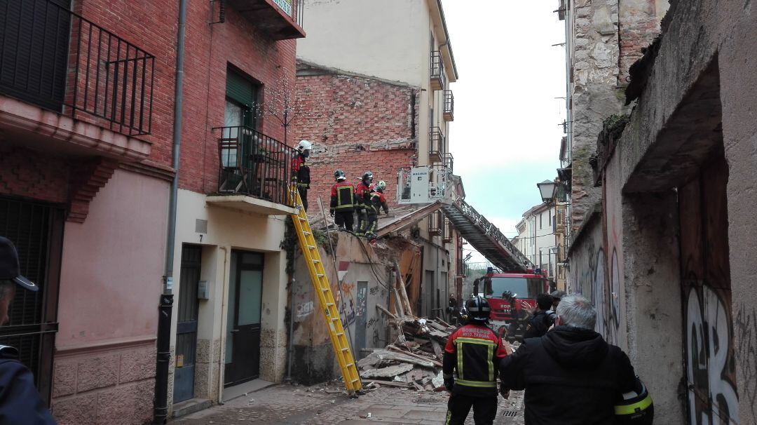 Los bomberos intervienen en la Calle La Plata barrio de La Horta