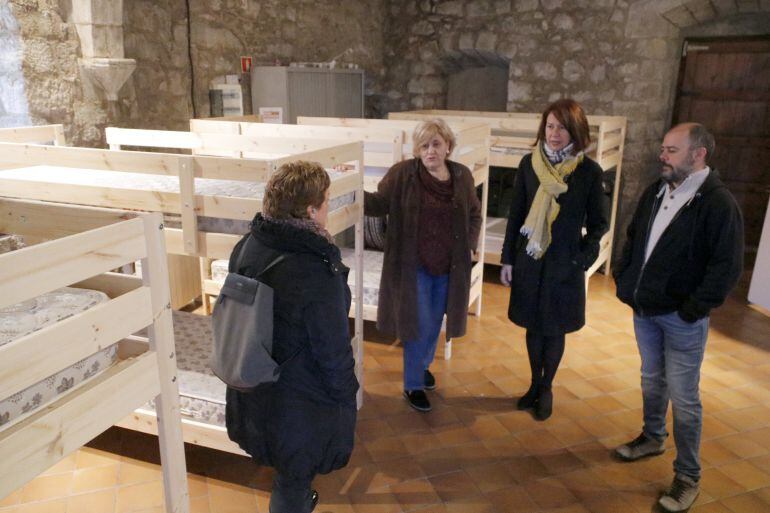 La directora de la Sopa, la regidora de Serveis Socials, l&#039;alcaldessa de Girona i el responsable de l&#039;àrea d&#039;Igualtat durant la presentació del nou espai