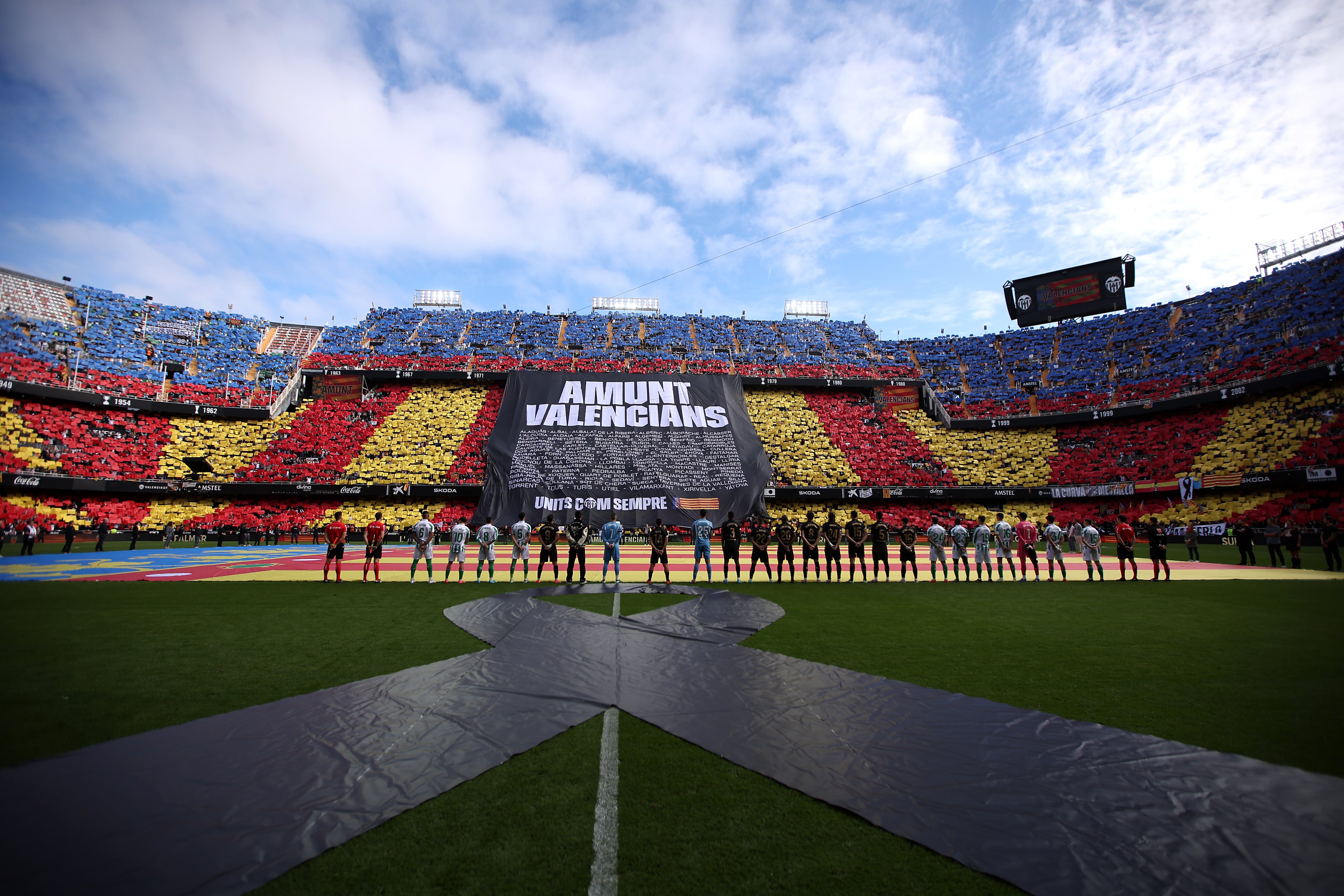 Mosaico en el estadio de Mestalla en el primer partido que disputó el Valencia como local tras la DANA. (Eric Alonso/Getty Images)