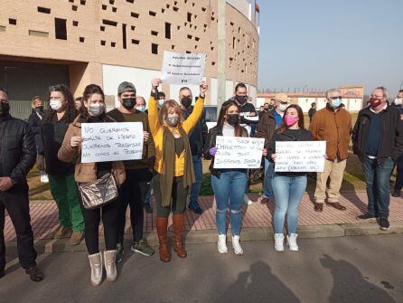 Participantes mostrando mensajes de protesta contra el cierre de la hostelería