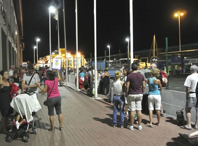 Los evacuados de Valle Gran Rey por la virulencia del incendio que desde hace días afecta a La Gomera, a su llegada al puerto de San Sebastián de la Gomera