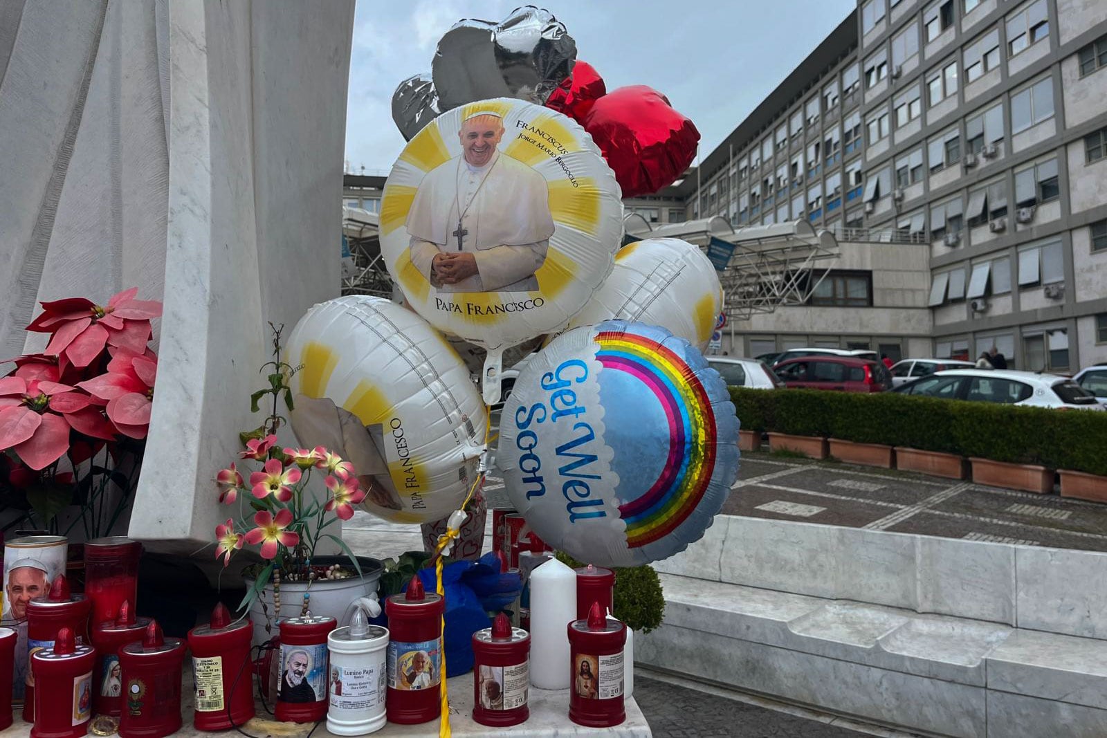 Cartas, globos y flores se acumulan en las puertas del hospital Gemelli en Roma, donde el papa Francisco permanece ingresado