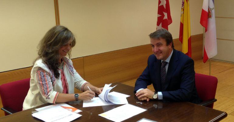 Araceli Gómez y Jesús Moreno en la firma del Acuerdo de Gobernabilidad para Tres Cantos entre C´s y el PP