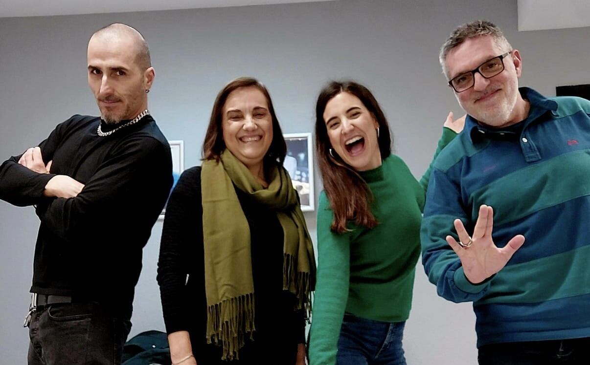 Mariaje y Lucía, en el centro, posan antes de la entrevista