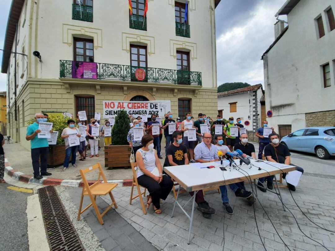 En Aoiz, rueda de prensa de colectivos sociales y culturales de Aoiz y alcaldes de la zona con motivo del cierre de Siemens Gamesa