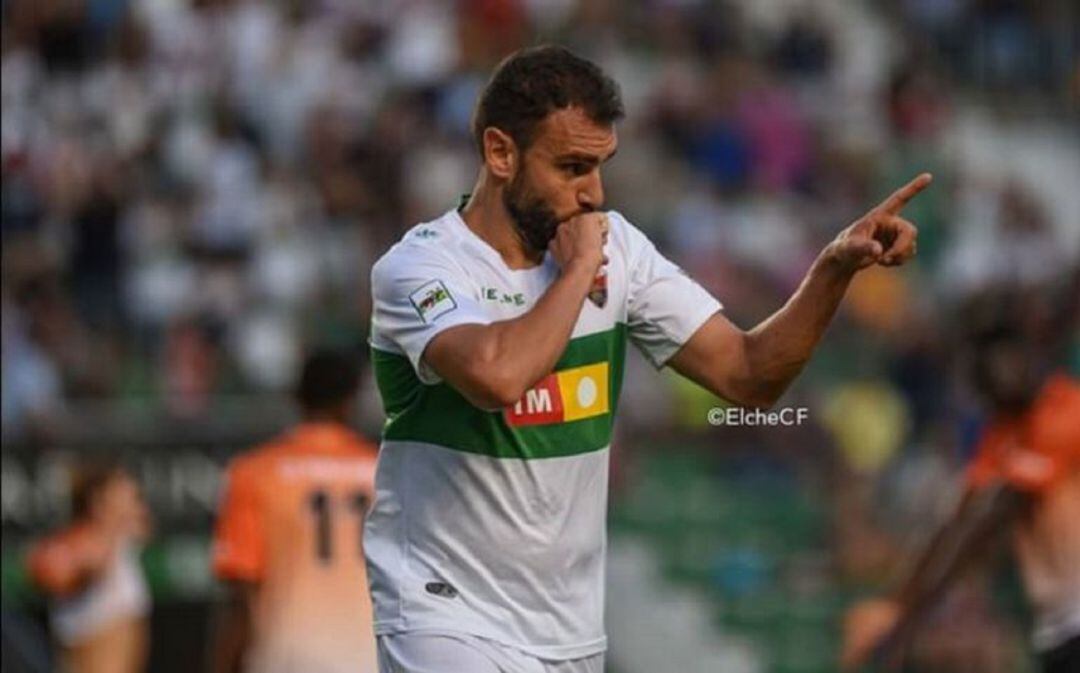 Gonzalo Verdú celebra uno de sus goles con el Elche