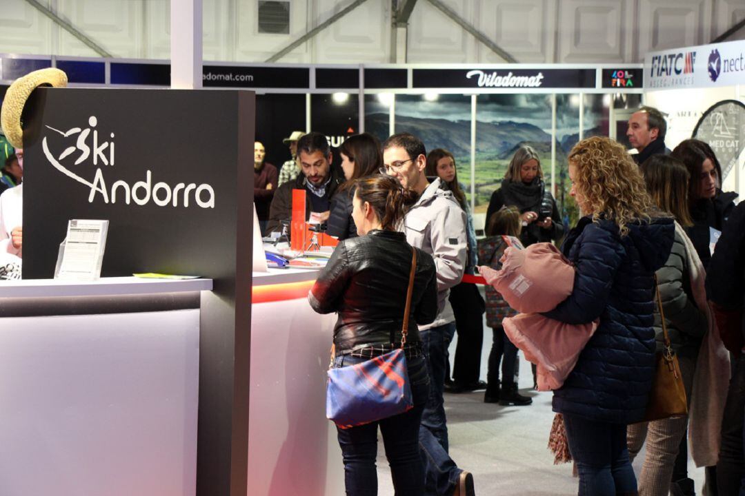 Cues a l'estand d'Ski Andorra durant la Fira d'Andorra la Vella per comprar el forfet de temporada de les estacions.