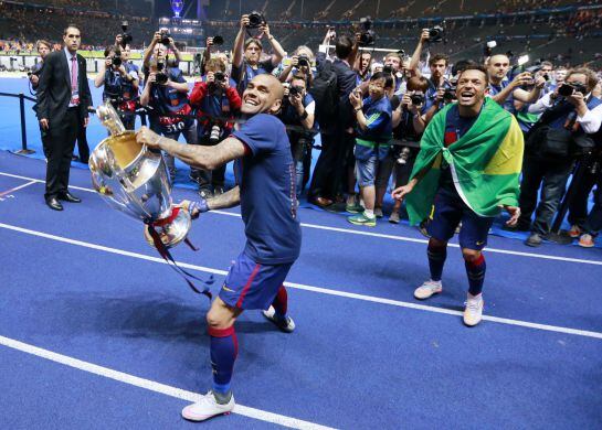 Football - FC Barcelona v Juventus - UEFA Champions League Final - Olympiastadion, Berlin, Germany - 6/6/15  Barcelona's Dani Alves celebrates with the trophy after winning the UEFA Champions League  Reuters / Michael Dalder