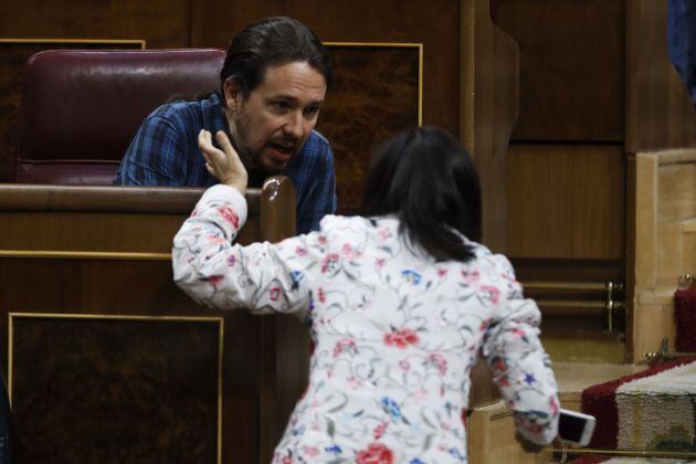 Margarita Robles, conversa con Pablo Iglesias.