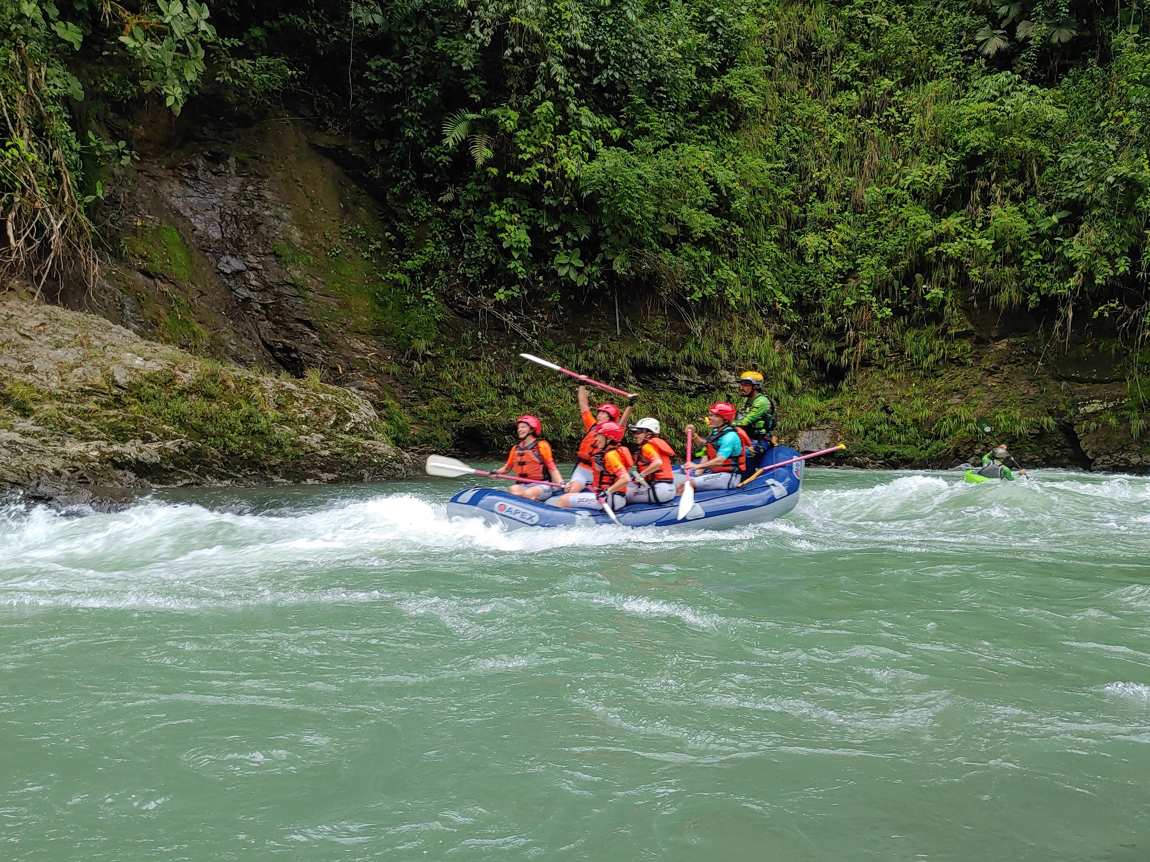 Toñi, Idoia, Mapi y Vero hacen rafting en el Río Pejivalle