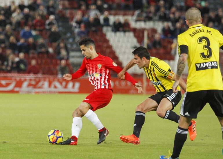 Zapater marca a Fran en el partido de la primera vuelta ante el Almería