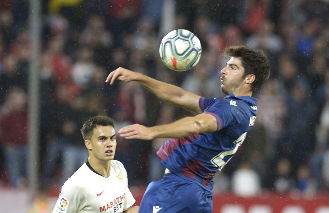 Gonzalo Melero pugna por un balón ante el Sevilla
