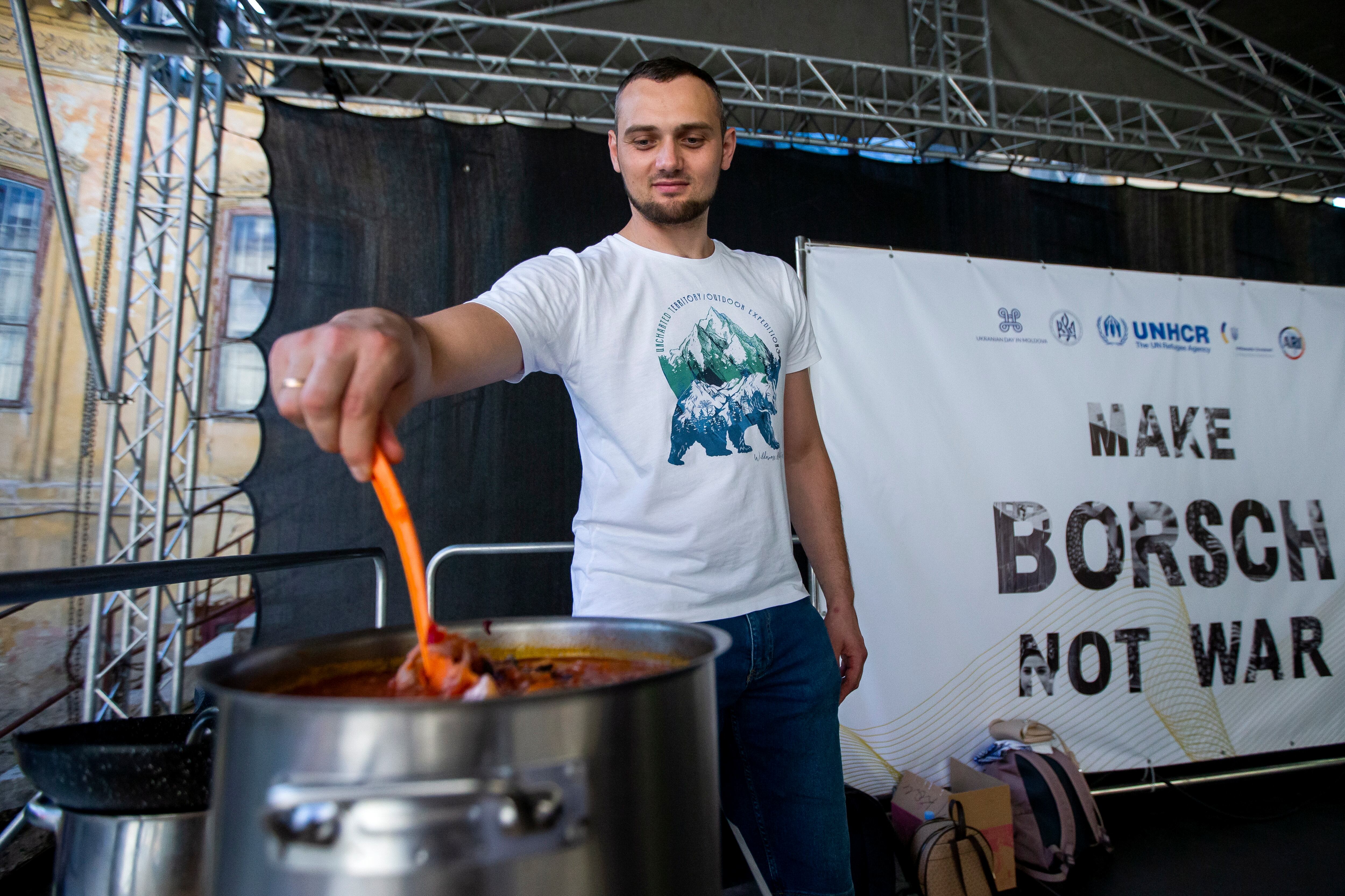 Un refugiado ucraniano cocina en Chinasau (Moldavia), a donde llegaron buena parte de los más de 11 millones de personas que han huido de la guerra (EFE/EPA/DUMITRU DORU).