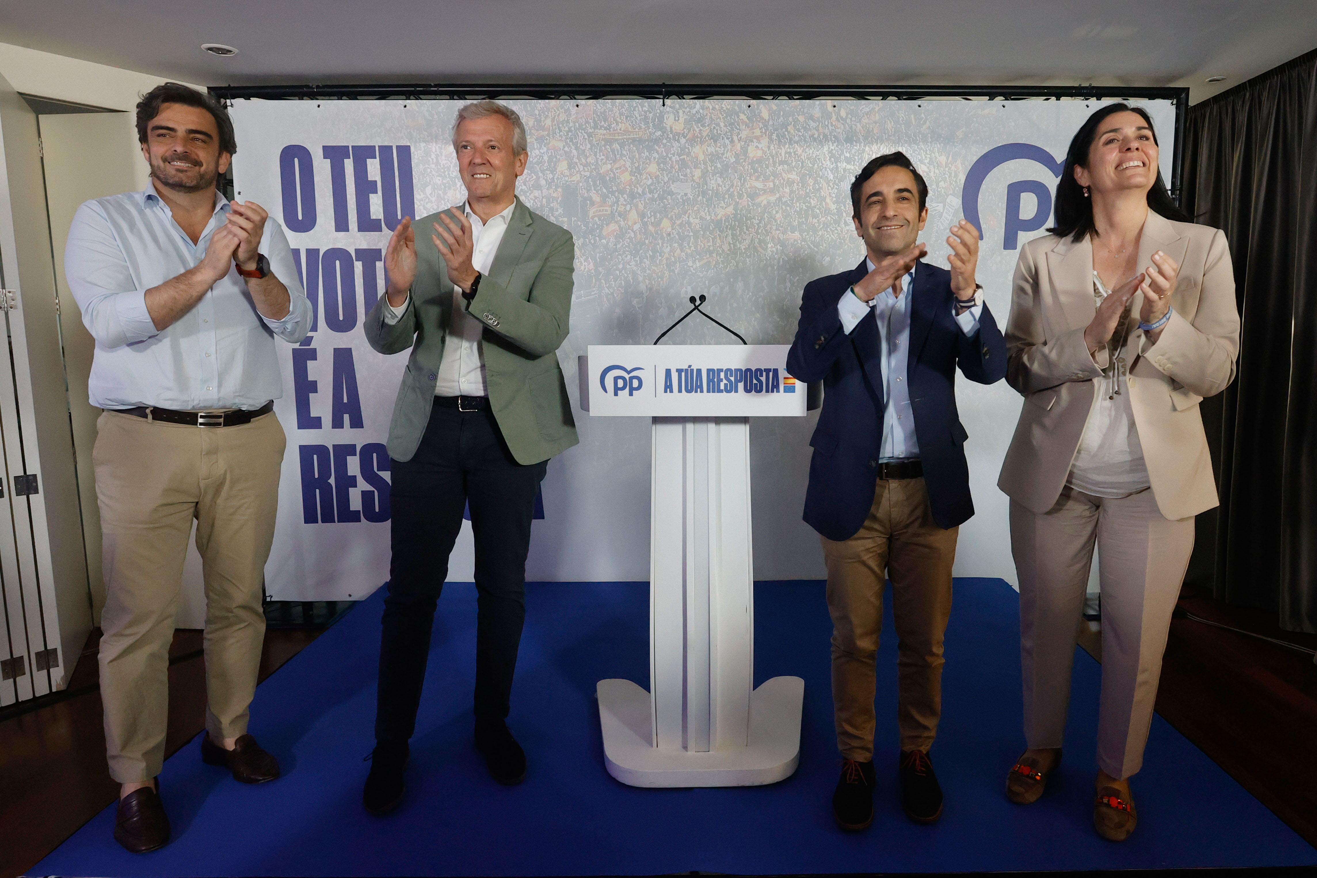 Ferrol, 3/06/2024. El presidente provincial del PP, Diego Calvo; el presidente del PP de Galicia, Alfonso Rueda; el alcalde del Ferrol, José Manuel Rey Varela y la secretaria general del PP de Galicia, Paula Prado, durante el acto electoral que los populares han celebrado hoy. EFE / Kiko Delgado.