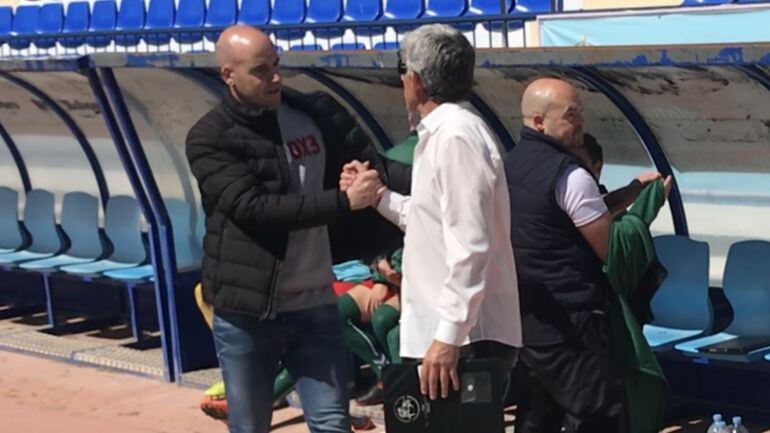 Fran García y Alberto Parras se saludan antes del derbi entre Guadalajara y Marchamalo en el Pedro Escartín.