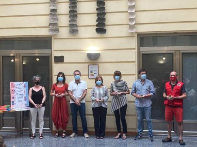 El primer edil posa con representantes de los colectivos homenajeados