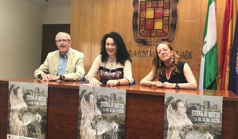 Marcelino Medina, Isabel Azañón y Nieves Romero en la presentación de 'Eugenia de Montijo: la voz de una violeta'.