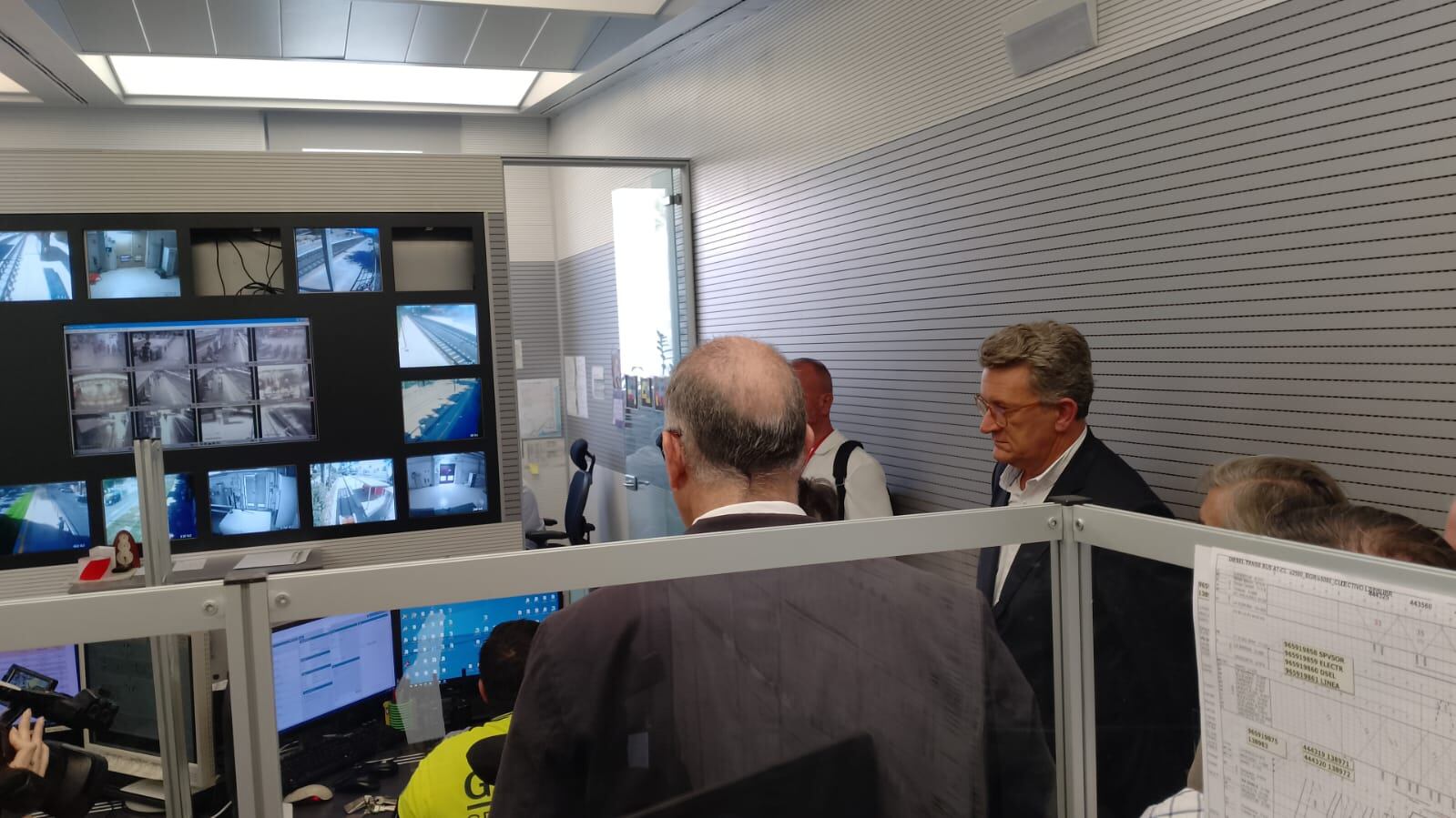 El conseller de Infraestructura, Vicente Martínez Mus (de perfil y con gafas) en su visita a la Estación de La Marina del TRAM