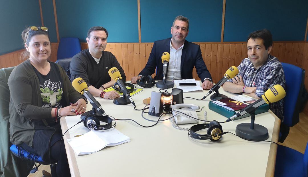 De izquierda a derecha, Conchi Castillo (Activa Santoña), Jesús Gullart (Santoñeses), Sergio Abascal (PSOE) y Fernando Palacio (PRC).