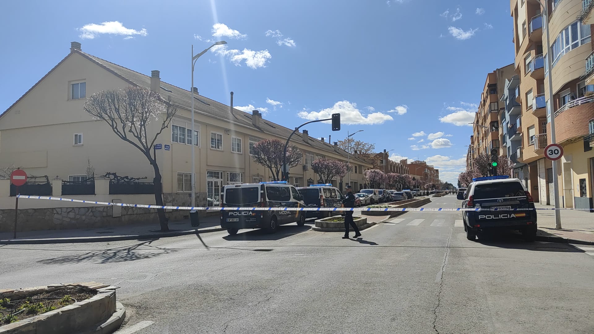 Dispositivo policial en las inmediaciones de la vivienda este martes en Albacete