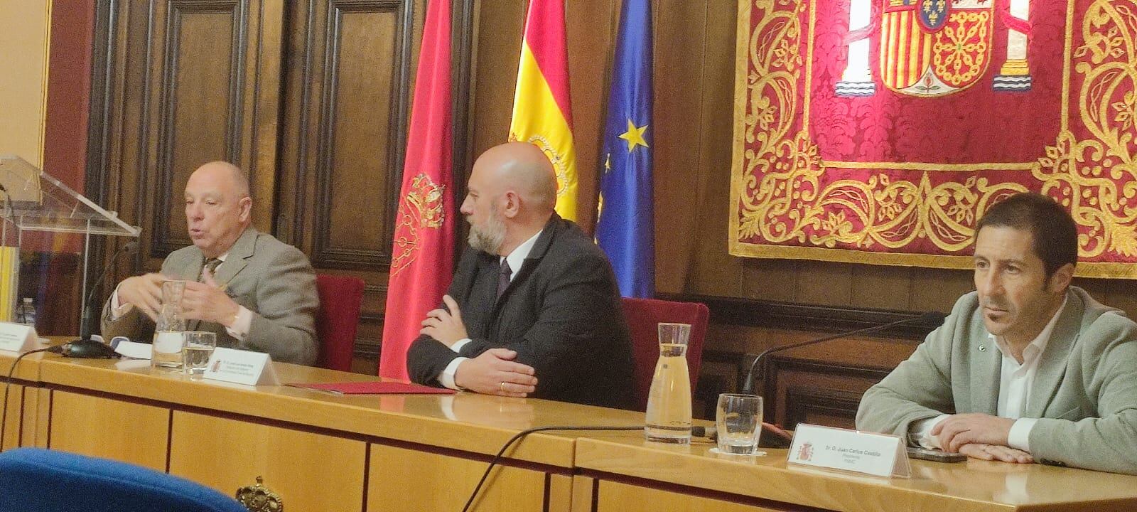 El presidente de la Cámara Navarra, Javier Taberna (izda); el delegado del Gobierno en Navarra, José Luis Arasti (centro) y el presidente de la FNMC, Juan Carlos Castillo (dcha), en la sede de la Delegación del Gobierno en Navarra, durante la presentación de la subvención del Estado a la comunidad energética Toda 1, con 2,5 millones de euros.