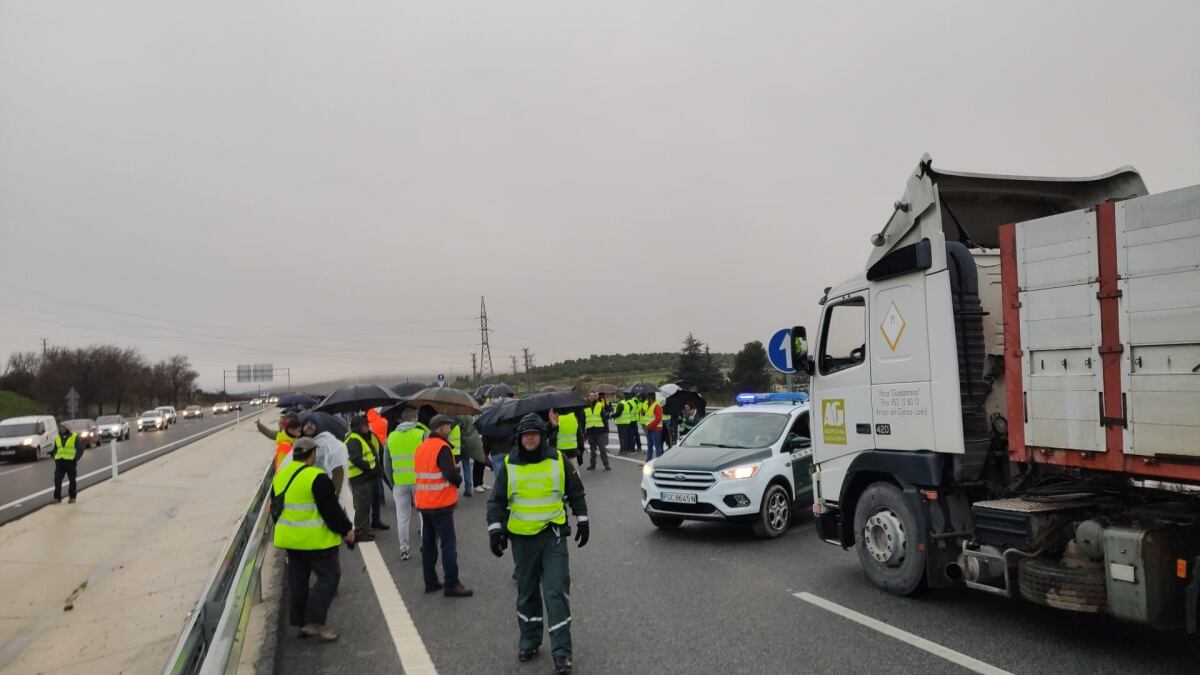 Carretera cortada en Úbeda por las protestas del campo