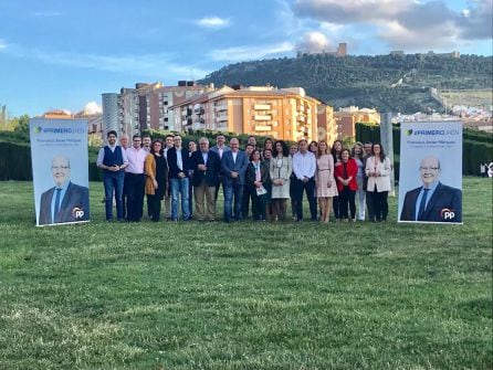 El candidato del PP junto a su equipo en el Parque del Bulevar