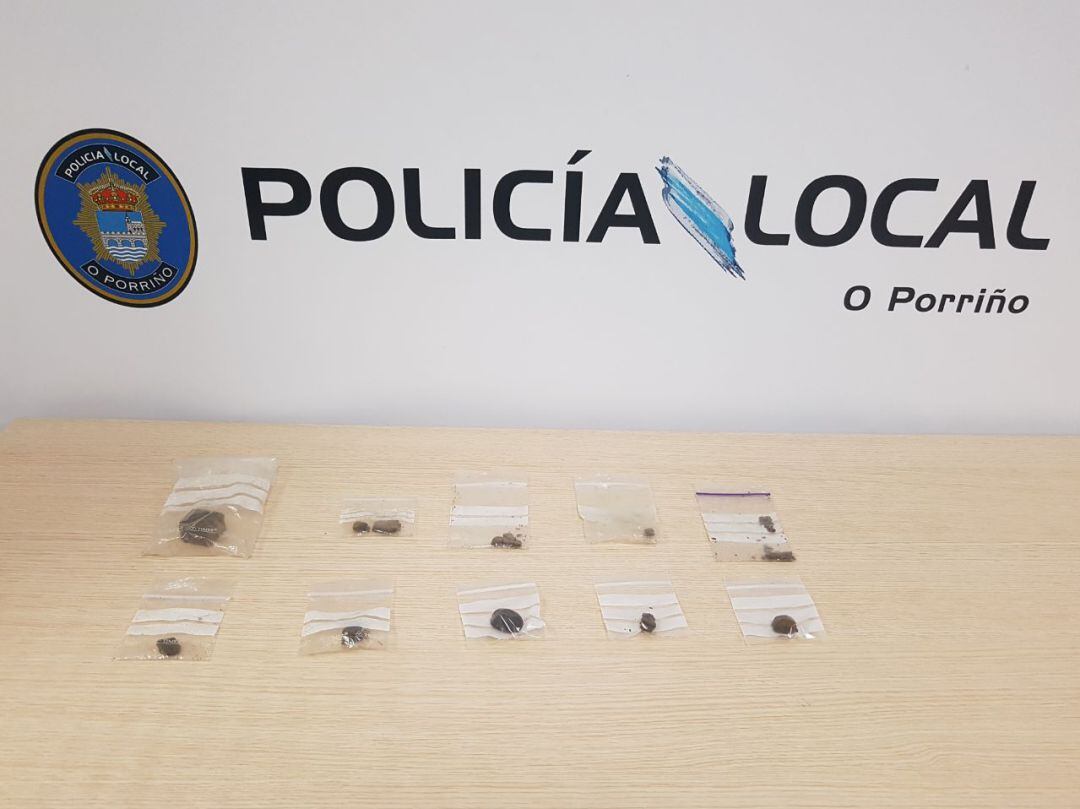 Piedras de hachís encontradas en la vivienda.