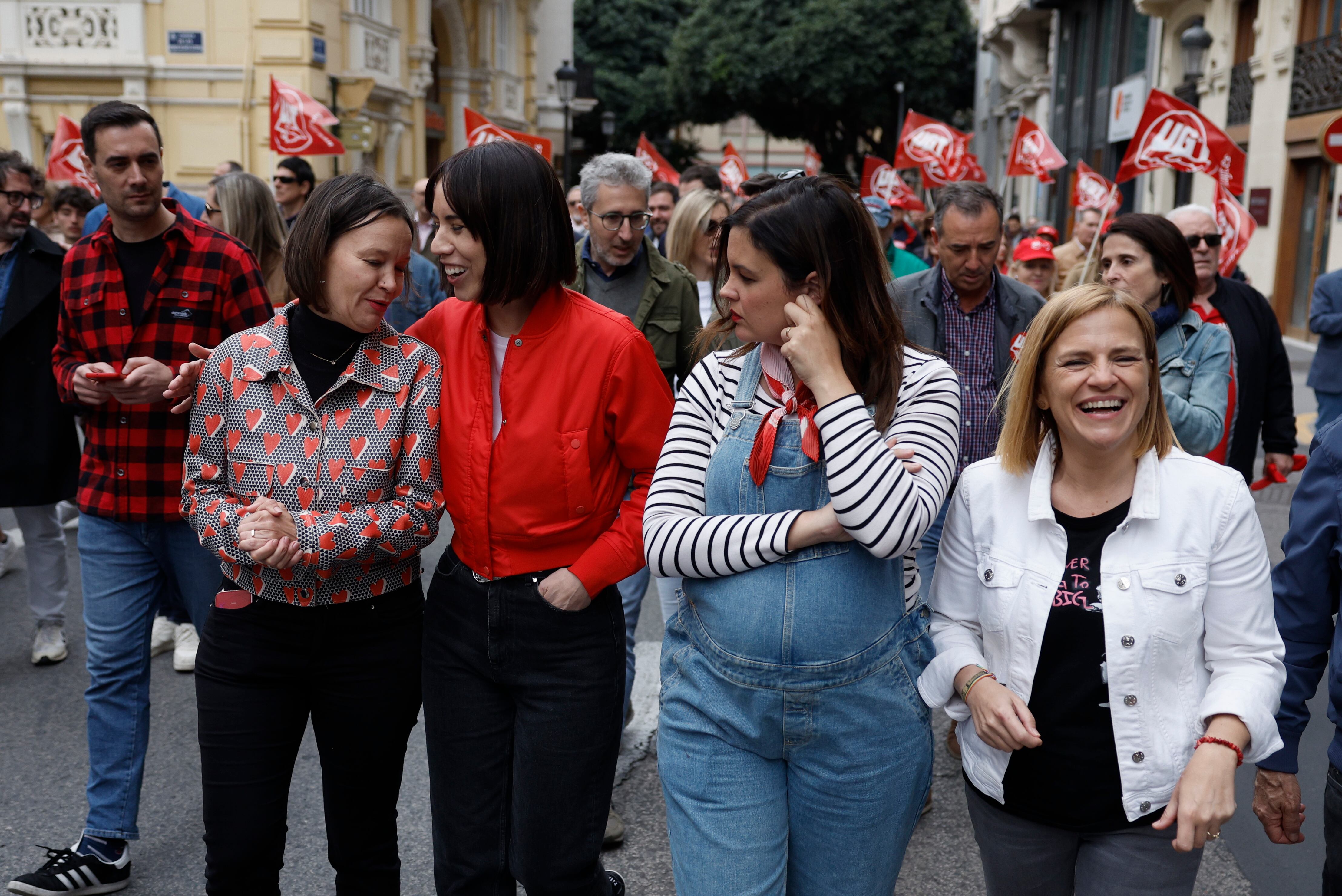 VALENCIA, 01/05/2024.- La ministra de Ciencia, Innovación y Universidades, Diana Morant (c), conversa con la ex ministra de Sanidad, Política Social e Igualdad y candidata socialista a las elecciones europeas Leire Pajín (i), junto a la portavoz del PSPV, Sandra Gómez (2d), durante la manifestación convocada por los dos grandes sindicatos, CCOO y UGT, este miércoles en VAlencia. EFE/ Kai Försterling
