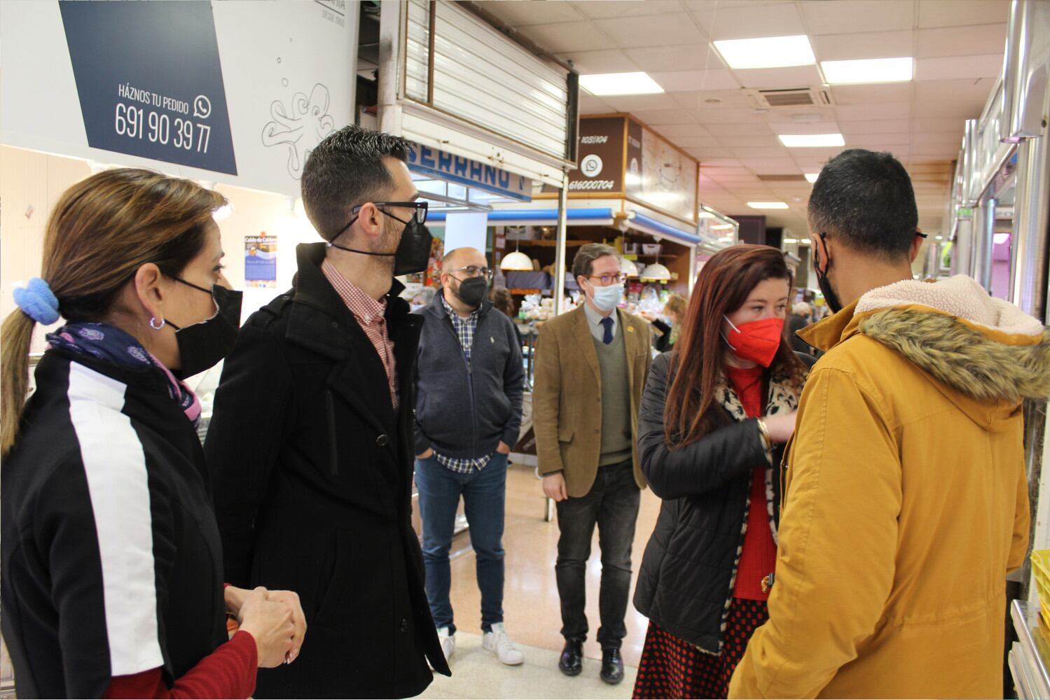 El alcalde, Fran Martínez junto a otros responsables políticos, visitando el Mercado de Novelda