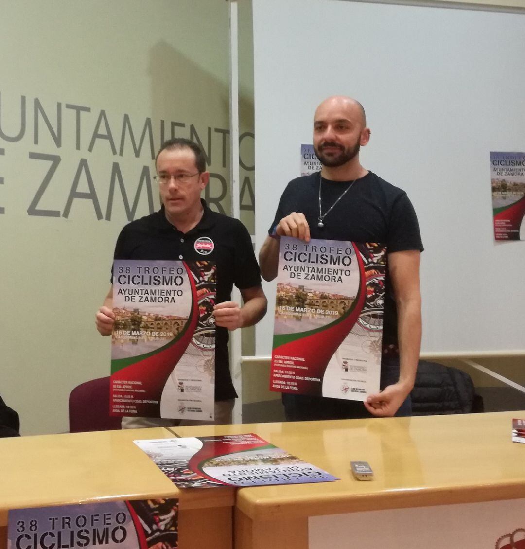 Manuel Campesino (Club Ciclista) y Manuel Alexander (concejal de deportes)