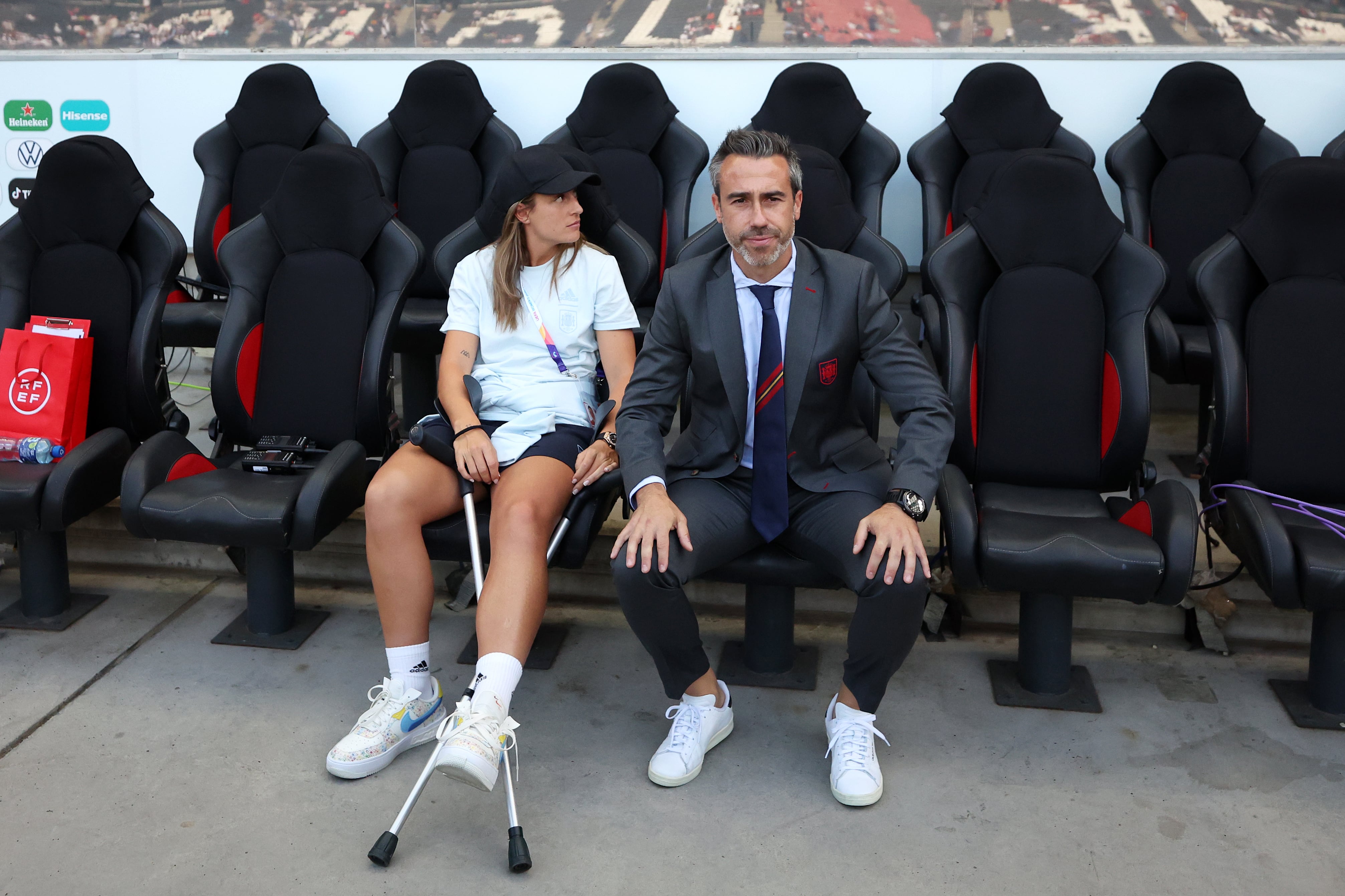 Alexia Putellas, junto a Jorge Vilda, tras lesionarse en la Eurocopa de 2022